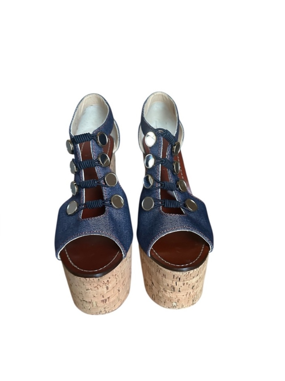 Christian Louboutin
Ordonanette denim heels
RETAIL 995 - Picture 4 of 11